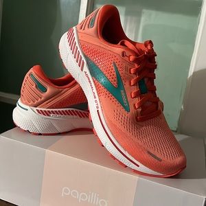 Brooks Adrenaline GTS 22 running shoes